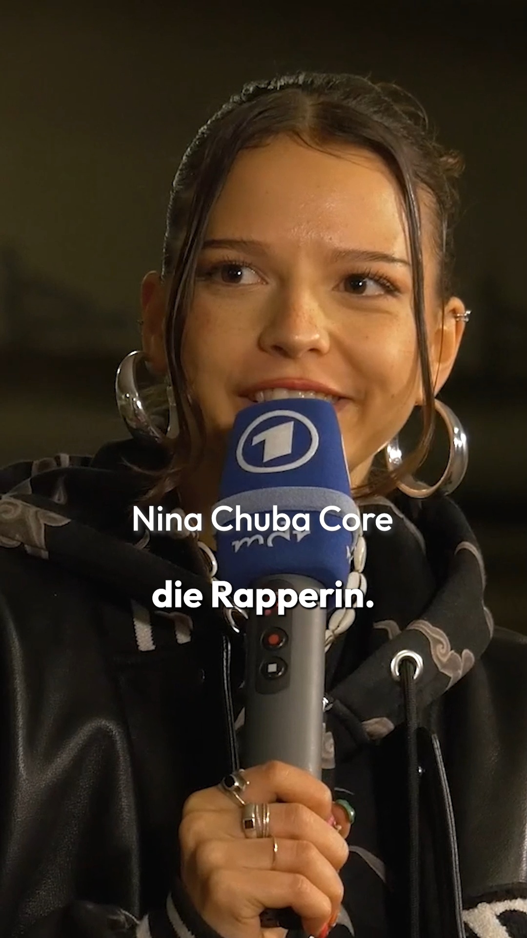 Nina Chuba ist ne coole Socke, das ist safe. Wer von Anfang an mit dabei war, kennt sie noch als Marie in der Serie "Die Pfefferkörner"! 📺 Full Circle Moment für Nina: Sie singt den neuen Titelsong für die Kinderserie, in der sie früher selbst mitgespielt hat! 👏
Diese Nina-Core-Momente stammen aus einer Folge unseres ehemaligen Interviewformats "Wartungsfläche Fuhrpark", mit unserem Musikredakteur Felix Heklau aus dem Jahr 2023. 🚧 Instagram